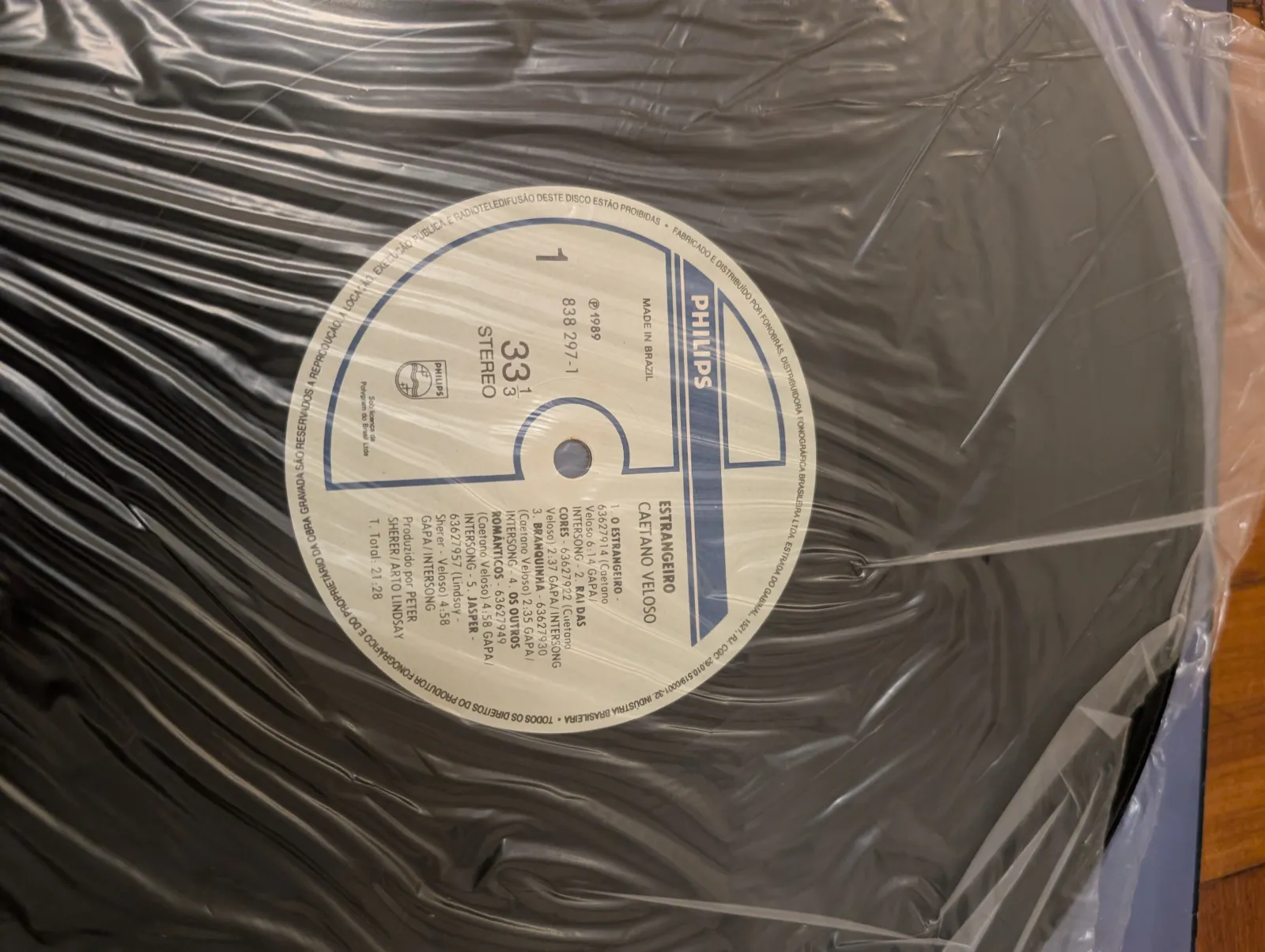 Caetano Veloso — Estrangeiro, label-a