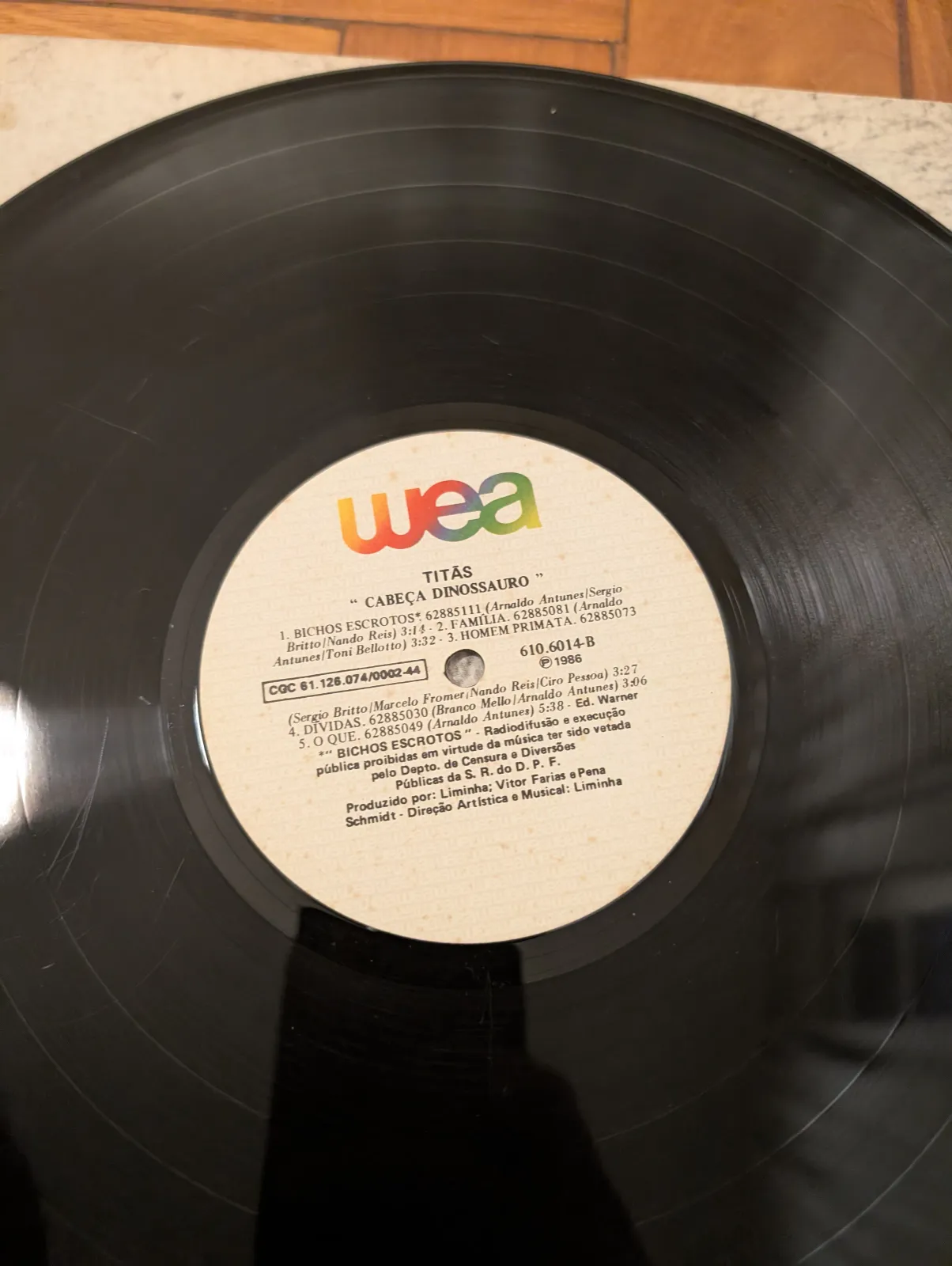 Titãs — Cabeça Dinossauro, label-b